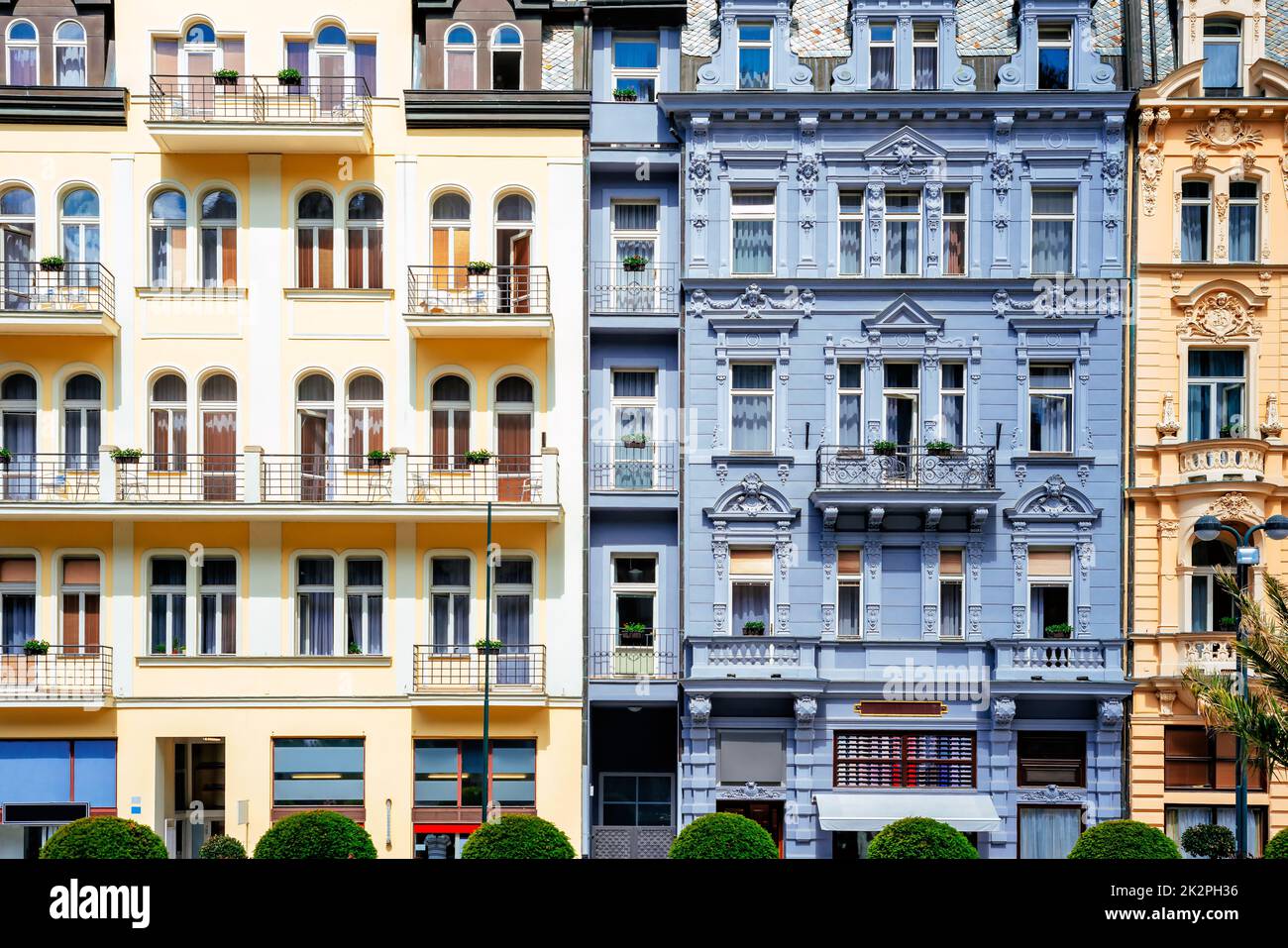 Facciata colorata e ornata di un edificio storico. Vista frontale. Karlovy Vary, Repubblica Ceca Foto Stock