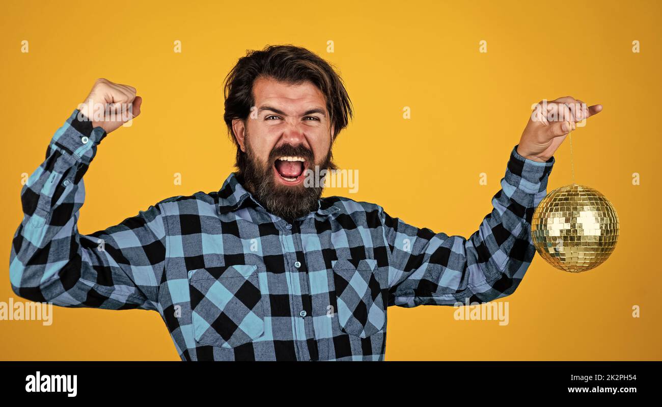 maschio brutale bearded con look elegante tenere disco palla, ballare Foto Stock