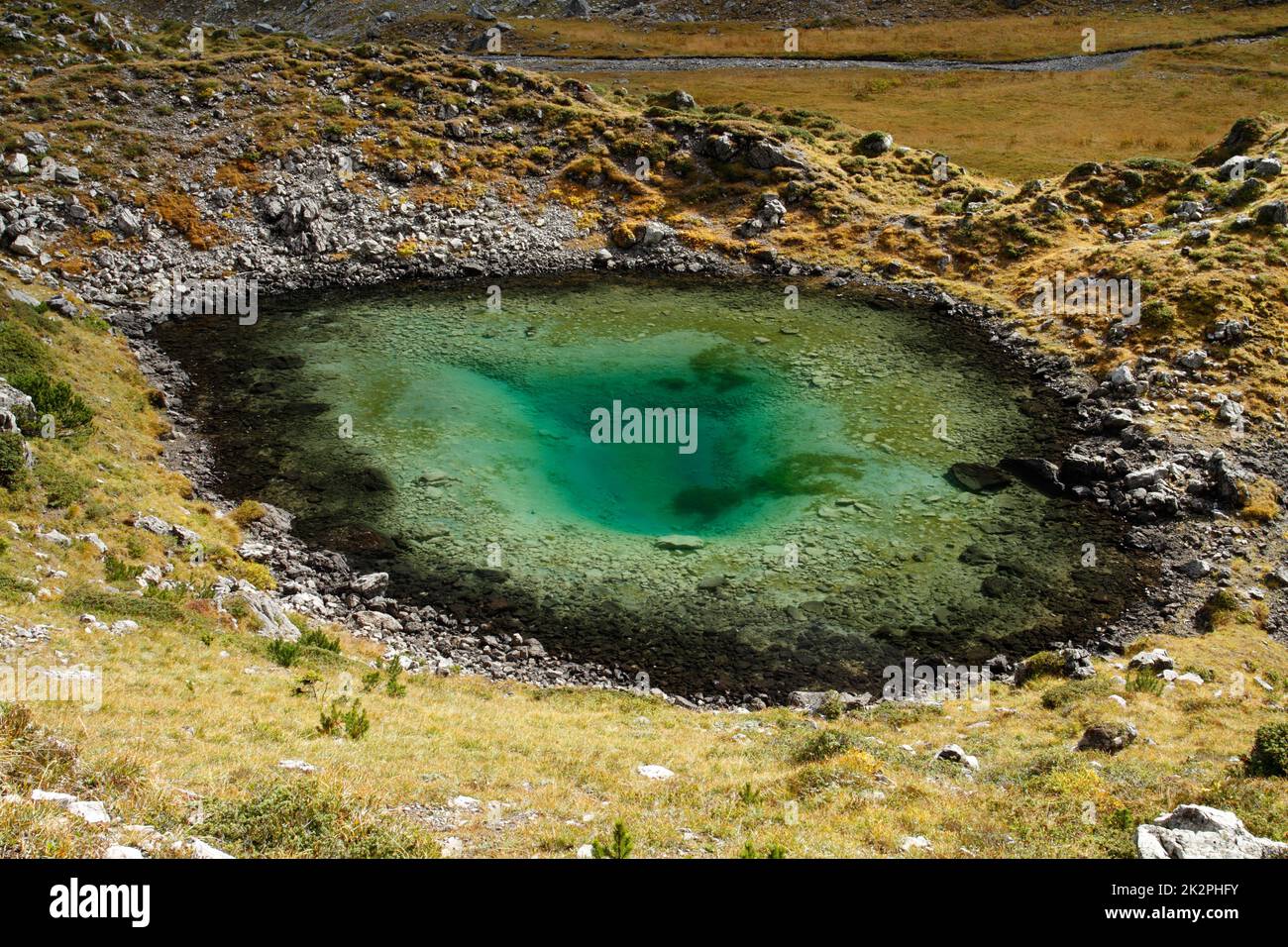 Bellissimo piccolo lago sulle montagne sopra la valle Lech nelle Alpi austriache Foto Stock
