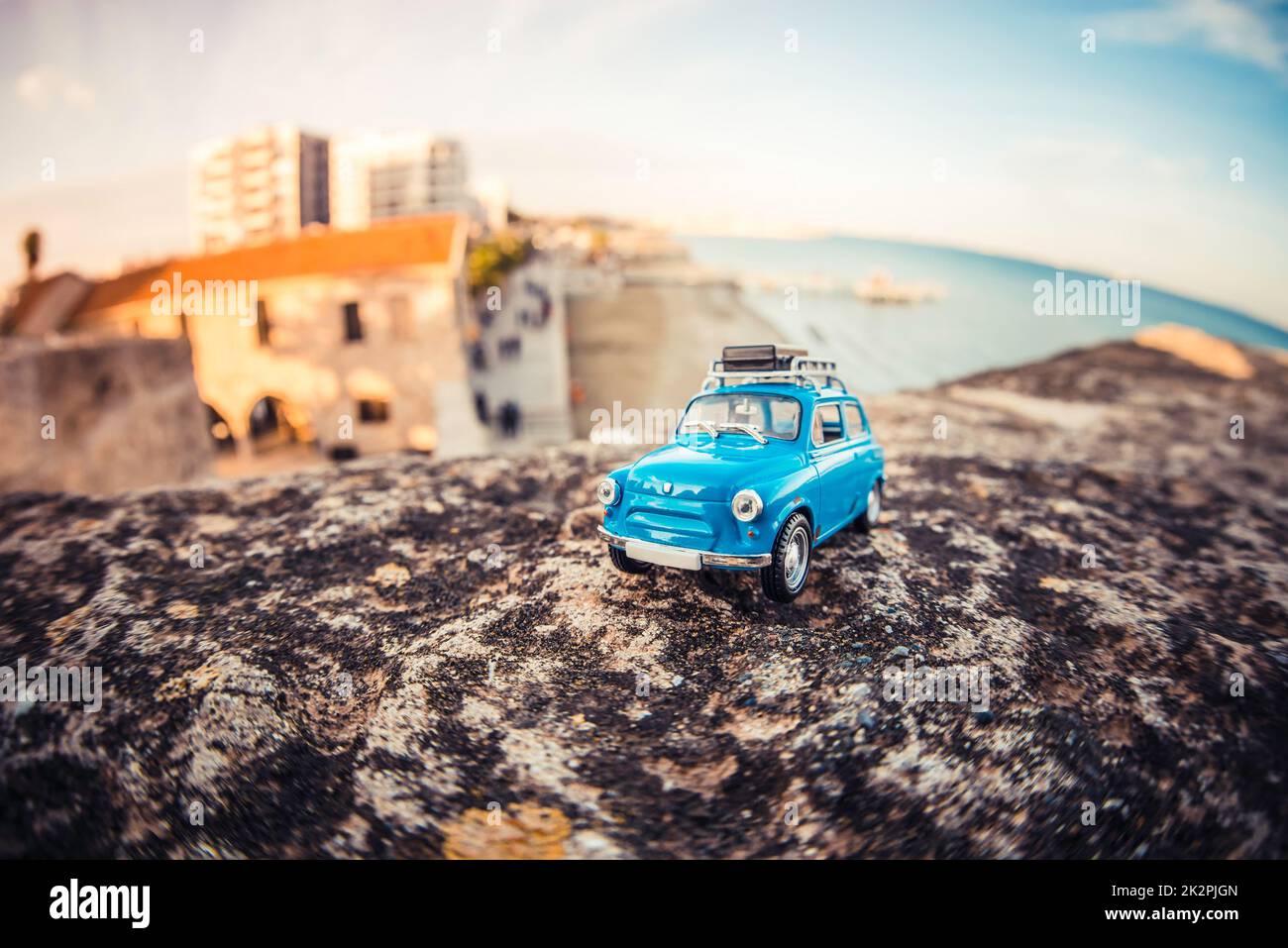 Auto da viaggio in miniatura con bagagli sul tetto. Foto Stock