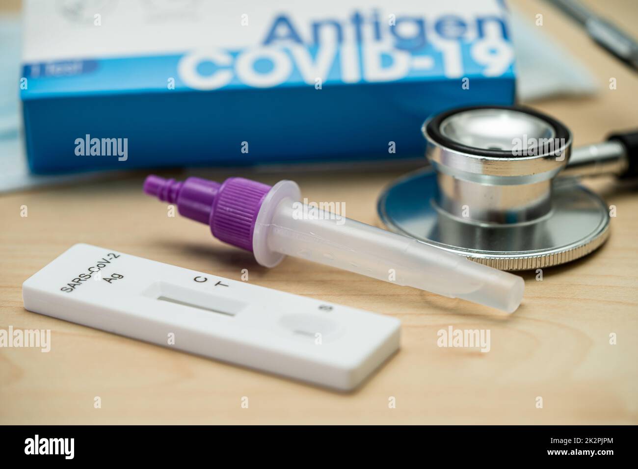 Set di kit di test dell'antigene salivare per l'uso domestico di Coronavirus Covid-19. Foto Stock