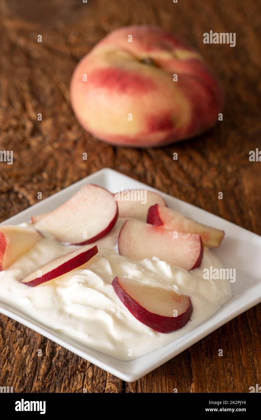 yogurt alla pesca Foto Stock
