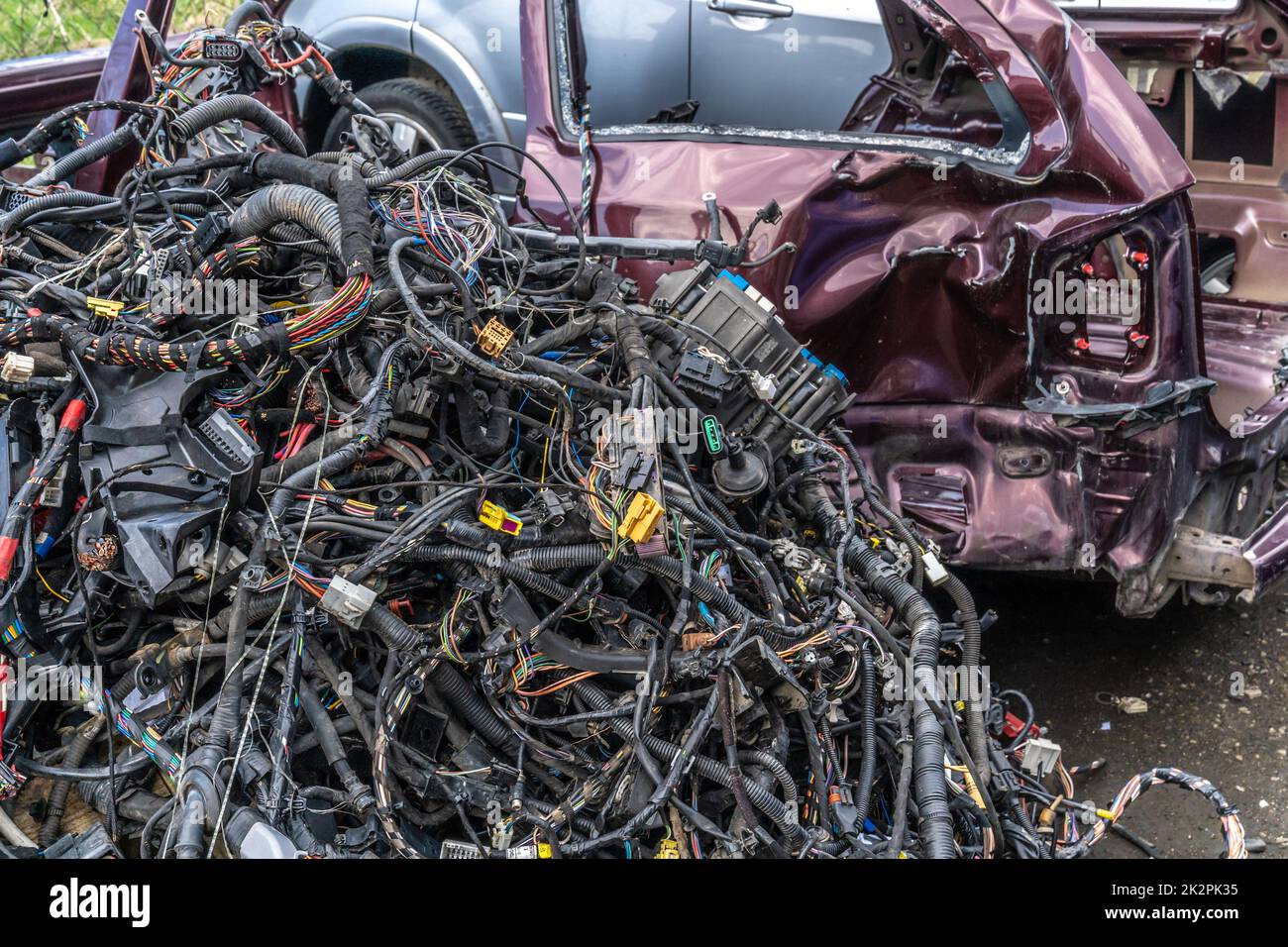 cavi elettrici da un'auto in un magazzino Foto Stock
