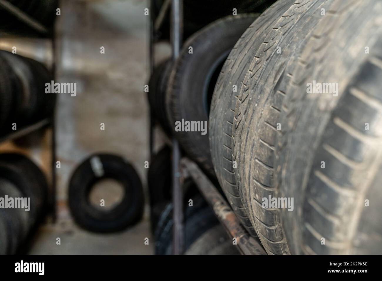 utilizzare pneumatici per auto sullo scaffale in magazzino Foto Stock