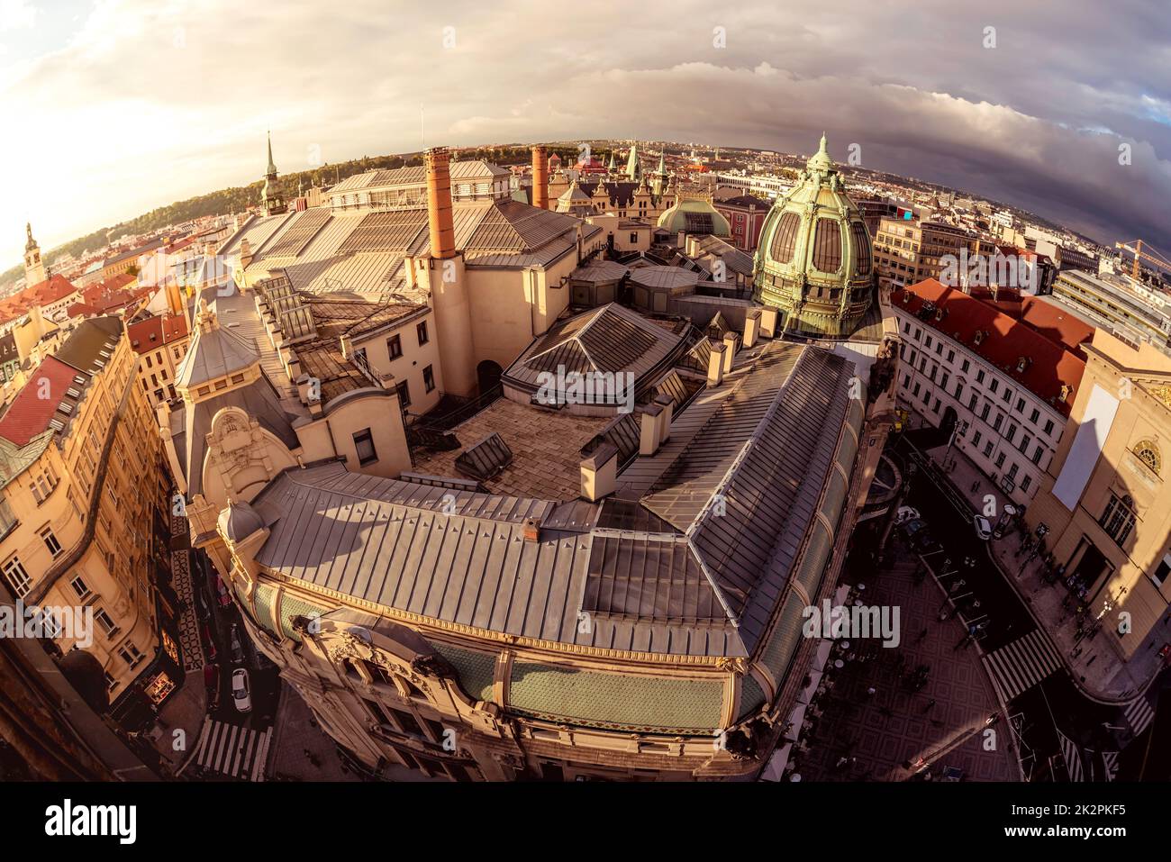 Vista ad angolo alto della strada stretta e Obecni Dum (Casa Municipale). Praga, Repubblica Ceca Foto Stock