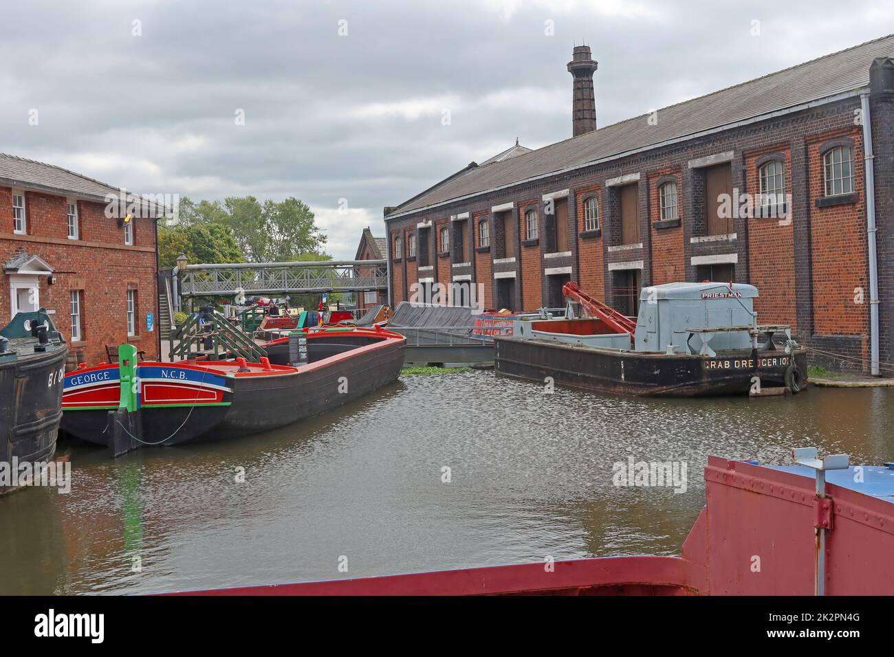 George NCB, & Priestman Crab draghe navi portaerei, Shropshire Union canale a Ellesmere Port, Cheshire, Inghilterra, Regno Unito Foto Stock