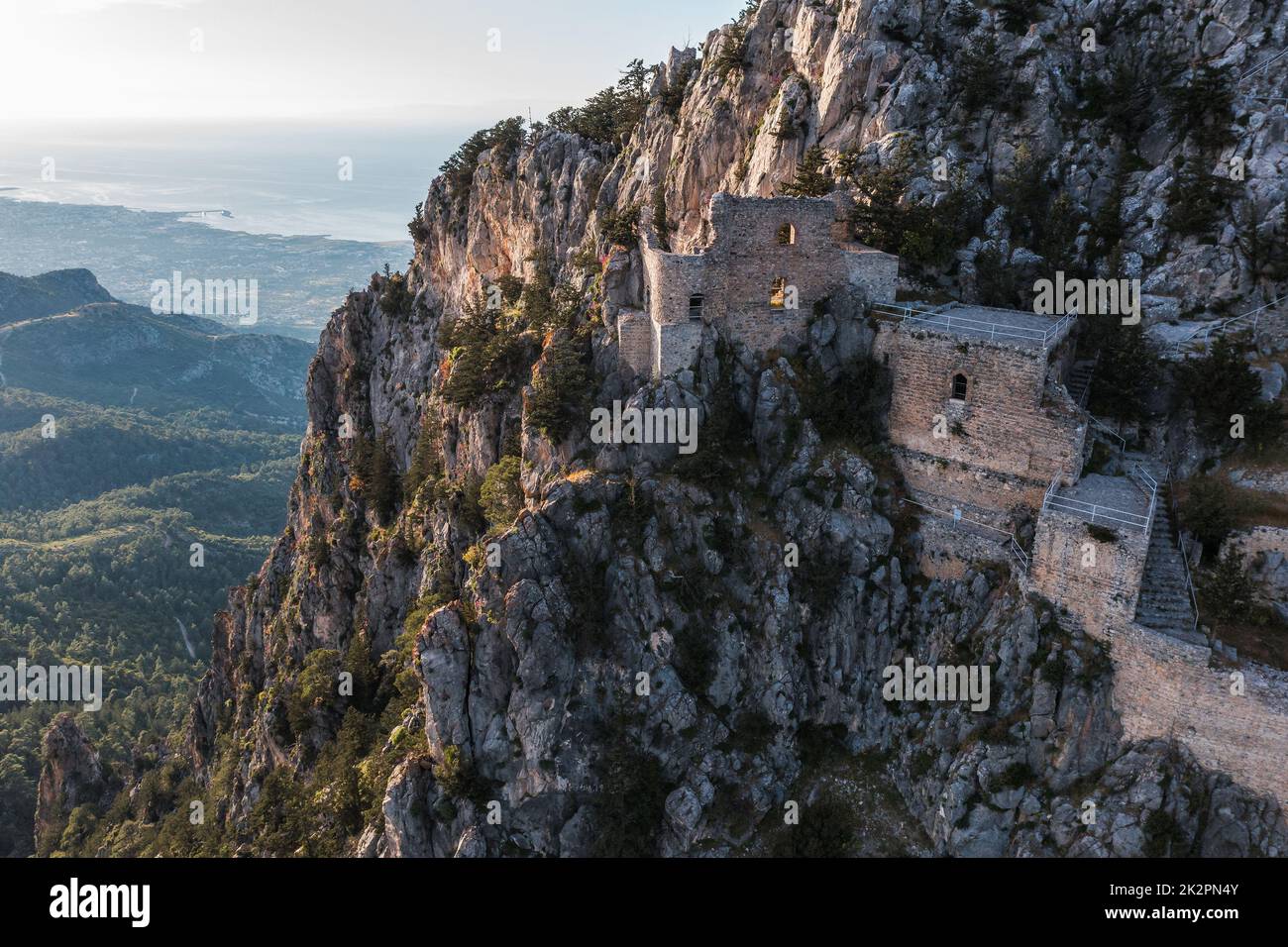 Rovine del Castello di Buffavento sulla cima della catena montuosa di Kyrenia. Distretto di Kyrenia, Cipro Foto Stock