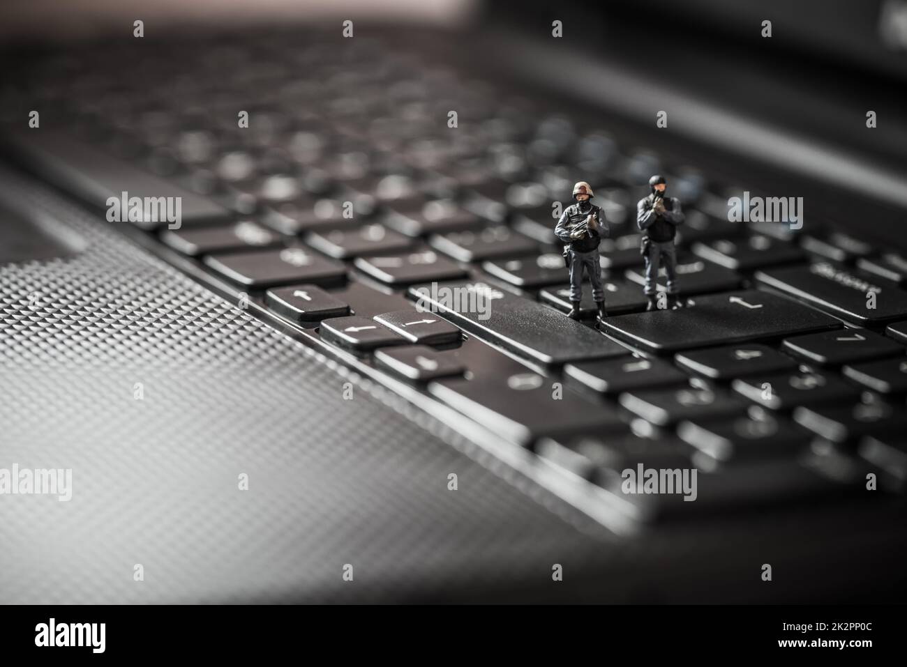 Miniatura SWAT squadra proteggendo il computer portatile. Concetto di tecnologia Foto Stock