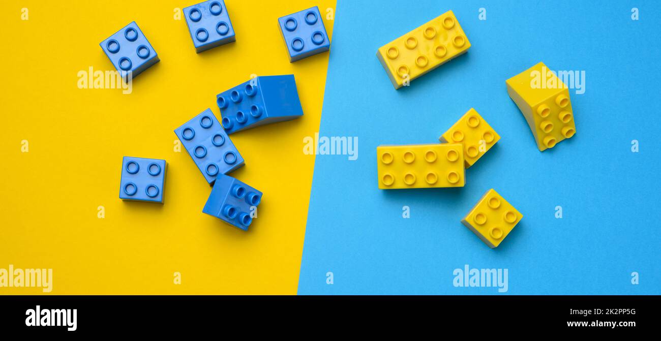 Dettagli in plastica giallo-blu del designer per bambini. Giochi educativi per bambini, vista dall'alto Foto Stock