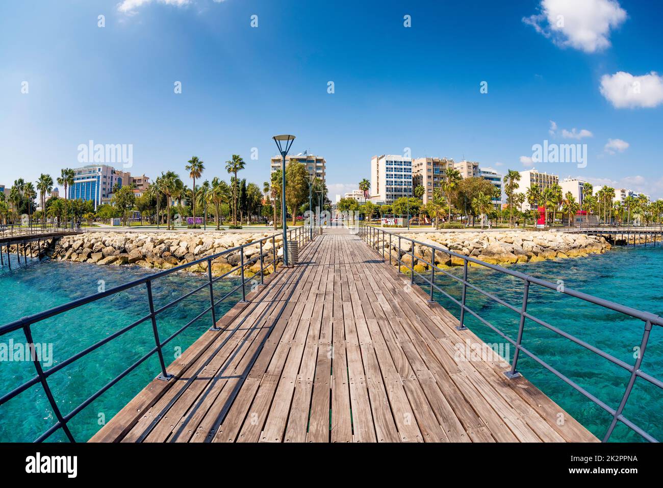 Limassol, lungomare di Enaerios, vista dal vecchio molo di legno. Cipro Foto Stock