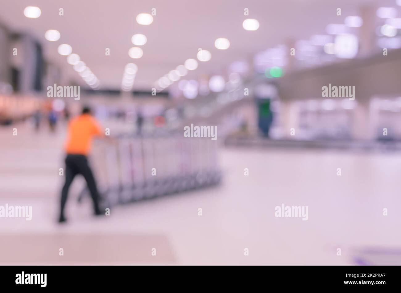 Carosello bagagli sfocato nel terminal degli arrivi dell'aeroporto Foto Stock
