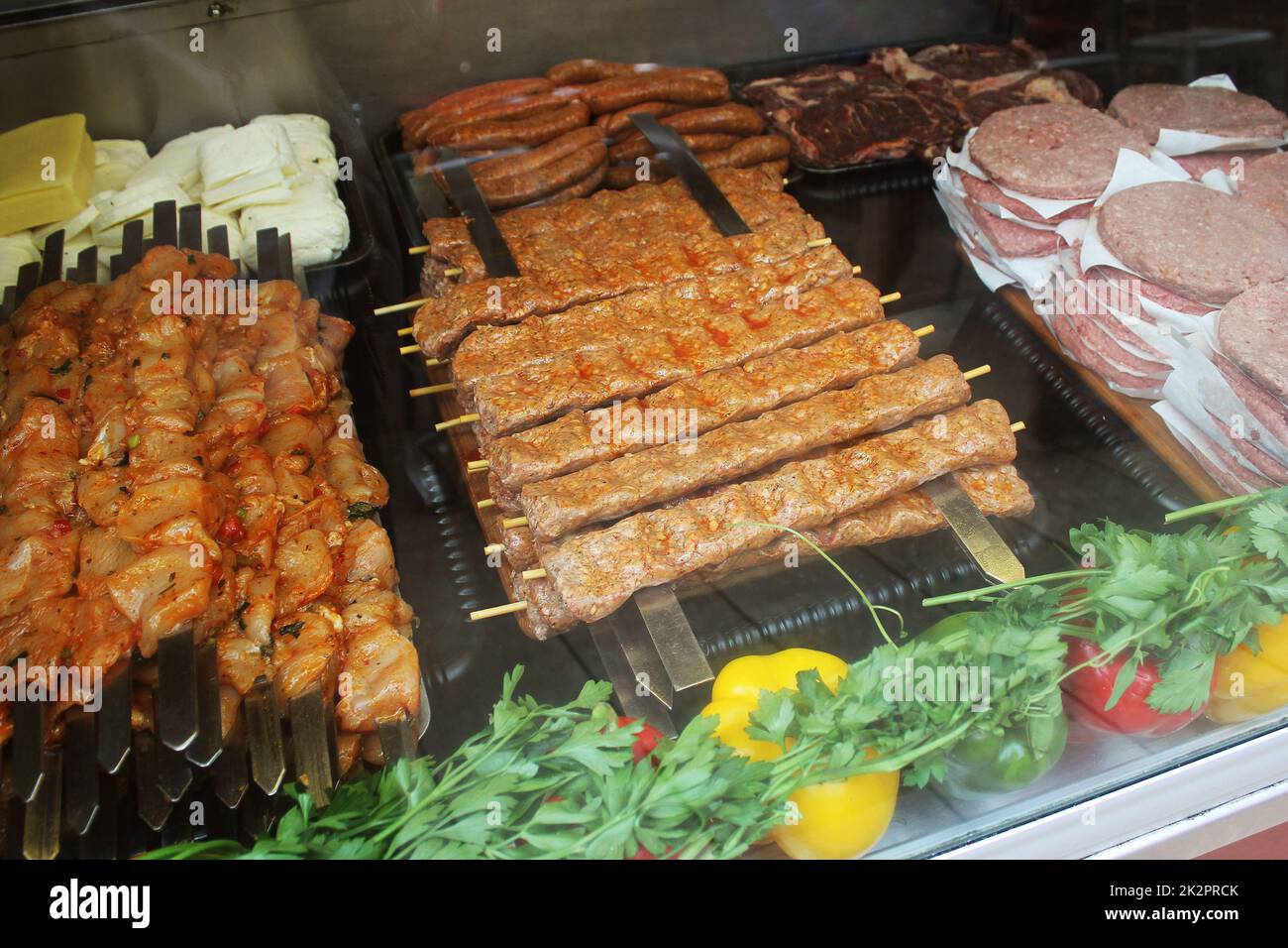 Cibo di strada, hamburger e carne shish kebab Foto Stock