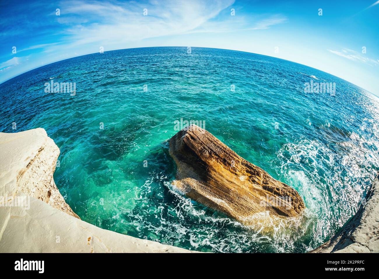 Vista su una riva del mare ad Agios Georgios Alamanou. Distretto di Limassol, Cipro Foto Stock