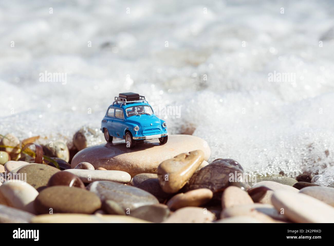 Auto giocattolo vintage parcheggiata vicino al mare. Concetto di viaggio Foto Stock Auto giocattolo vintage parcheggiata vicino al mare. Concetto di viaggio Foto Stock