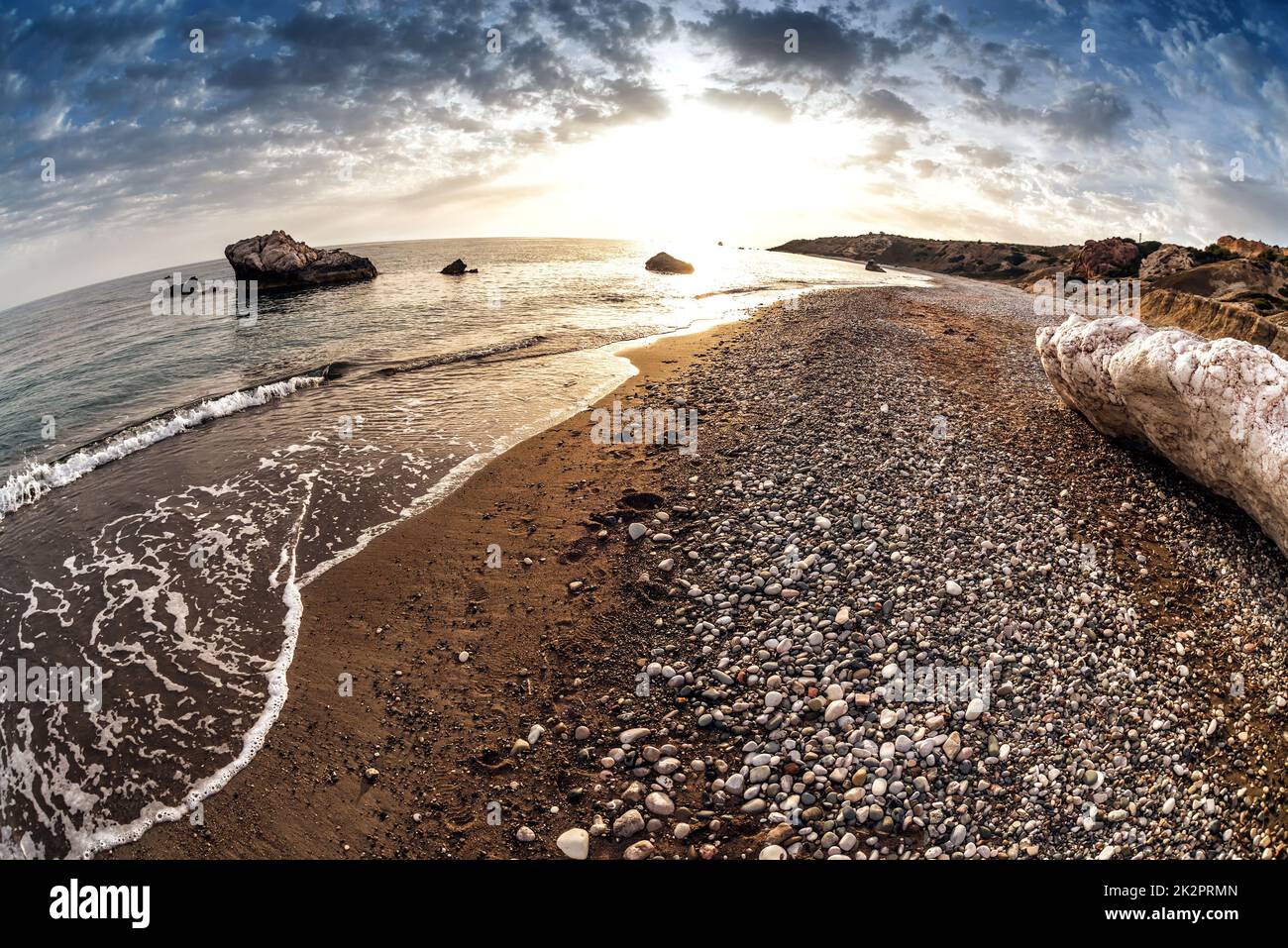 Seascape vicino a Petra tou Romiou, conosciuto anche come roccia di Afrodite. Distretto di Paphos, Cipro Foto Stock