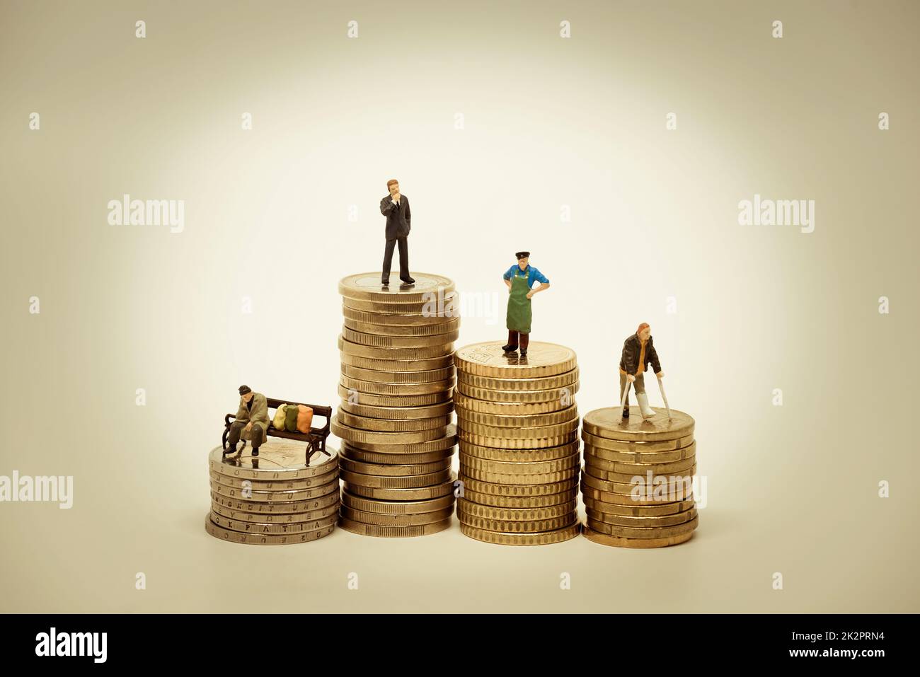 Persone di vari gruppi sociali su mucchio di monete. Concetto finanziario Foto Stock