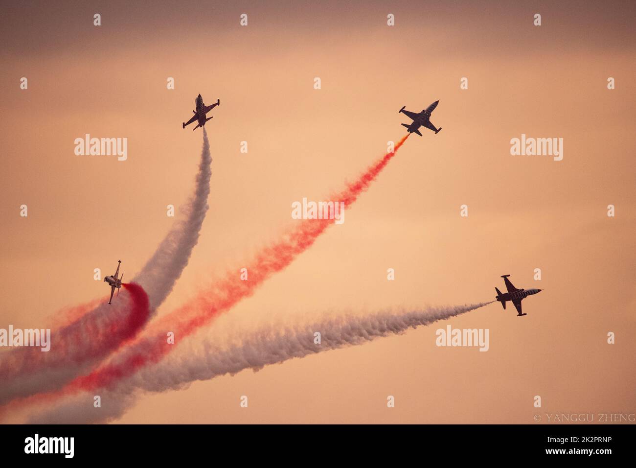 Volo di formazione delle Stelle Turche si esibiva al Sunset Airshow di Sanicole 2022 Foto Stock