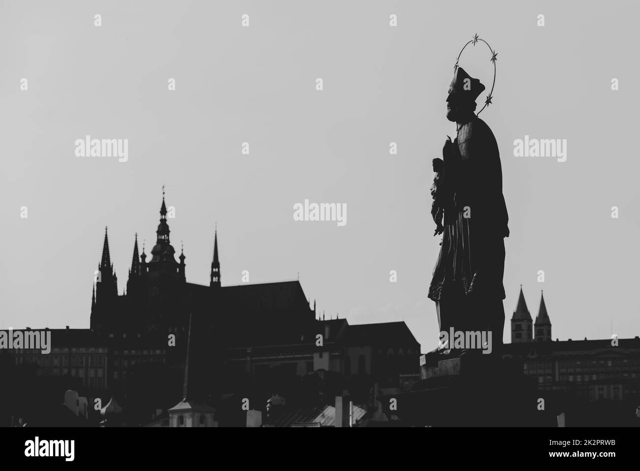 Statua di Giovanni di Nepomuk silhouette a Charles Bridge. Praga, Repubblica Ceca Foto Stock