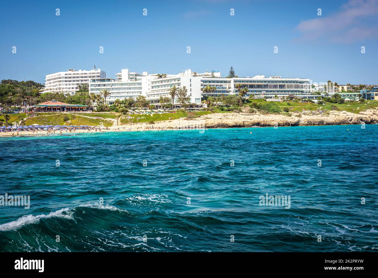 AYIA NAPA, CIPRO - 16 LUGLIO 2016: Linea costiera di Ayia Napa con spiaggia e alberghi Foto Stock