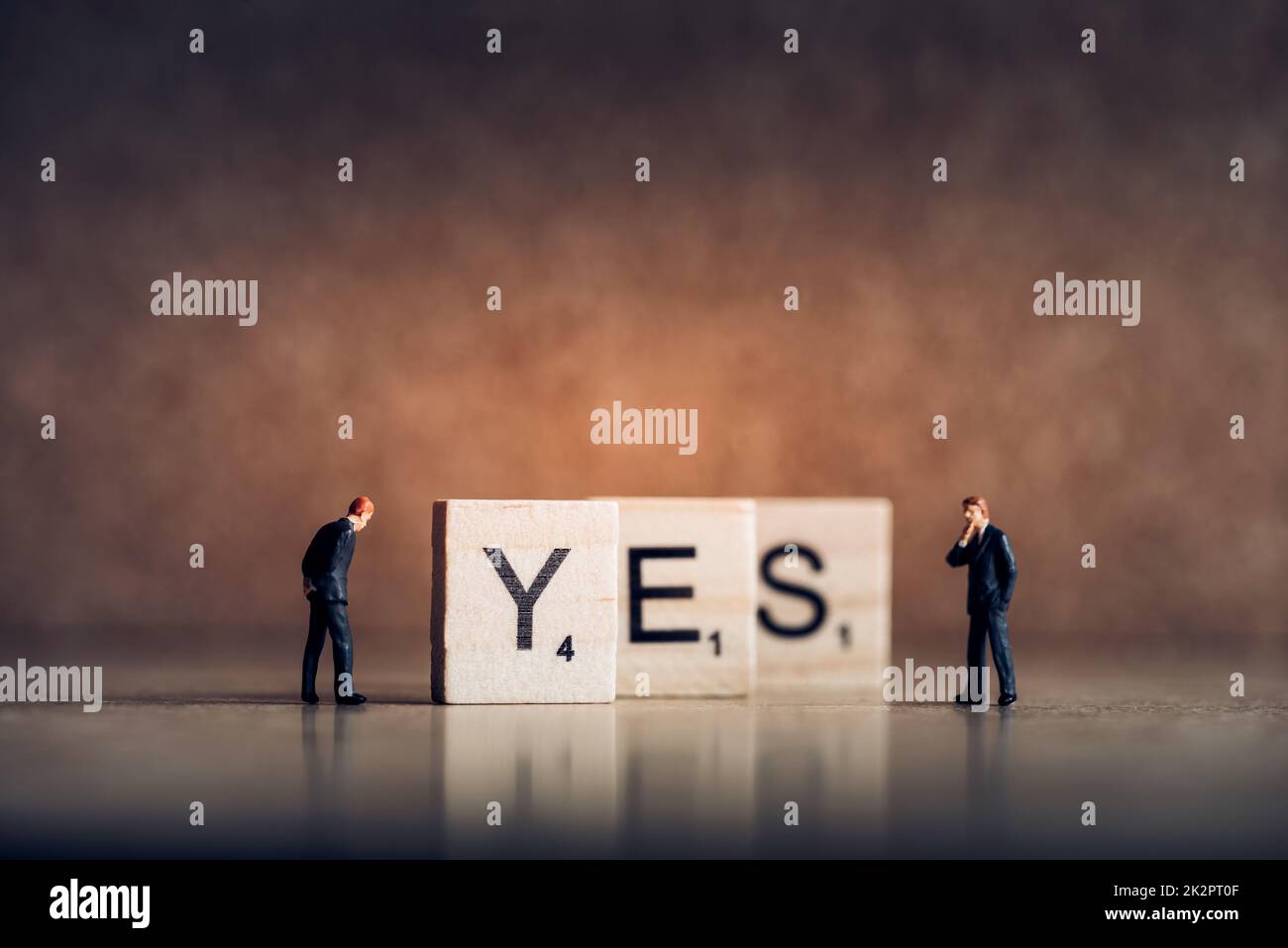 Piastrelle di legno che formano parola si. Concetto aziendale Foto Stock