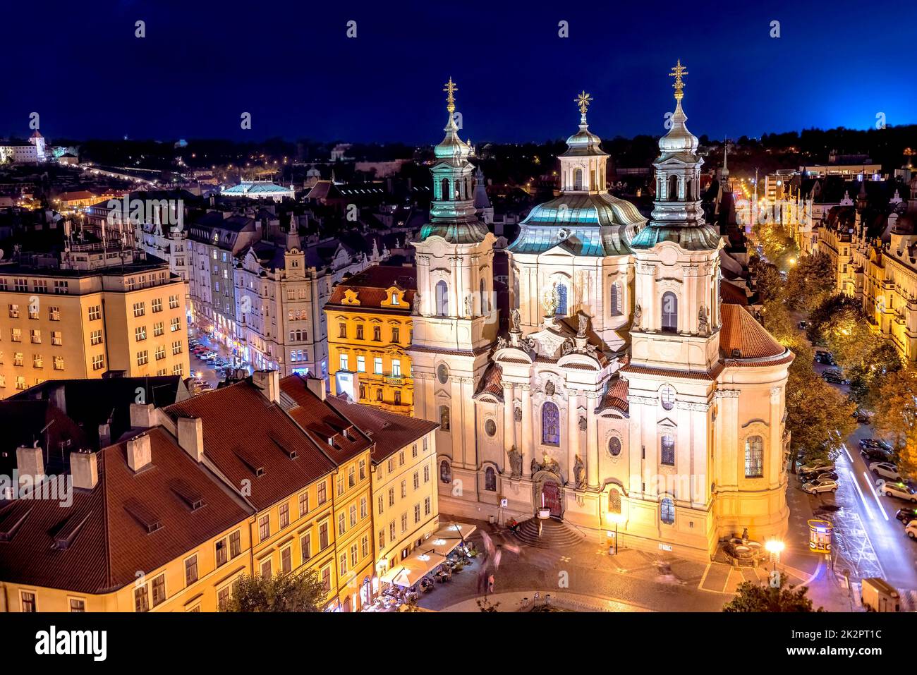 La Chiesa di San Nicola nel centro storico di Praga. Vista dal Municipio della Città Vecchia di notte. Repubblica Ceca Foto Stock