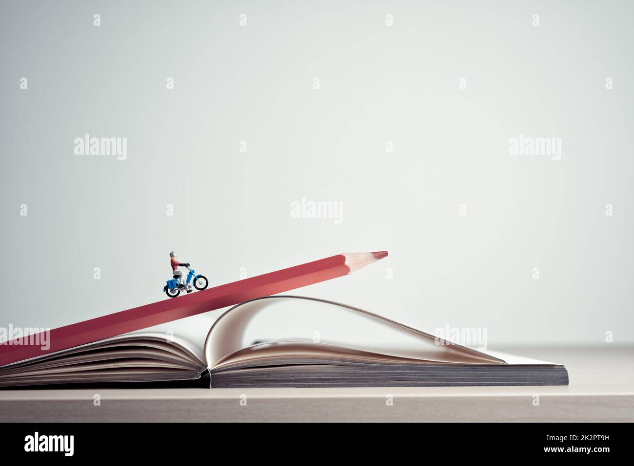 Ragazza scorre su un motociclo su Apri diario libro. Concetto di viaggio Foto Stock
