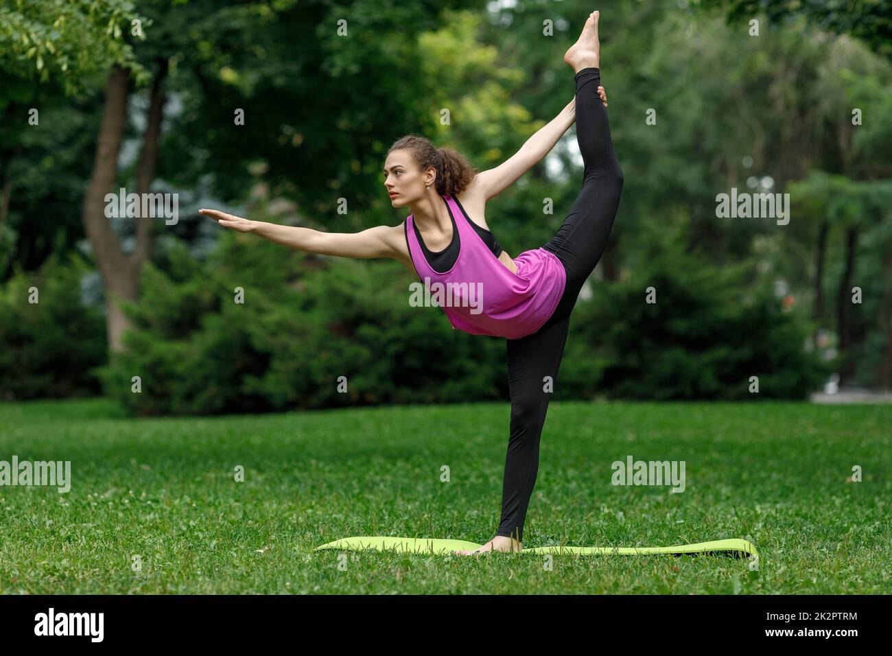 Donna facendo esercizi di stretching Foto Stock