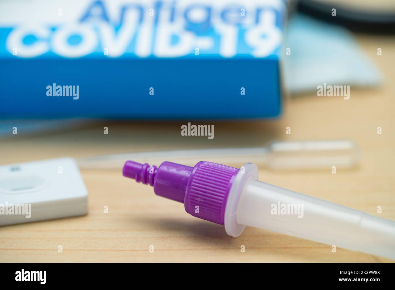 Set di kit di test dell'antigene salivare per l'uso domestico di Coronavirus Covid-19. Foto Stock