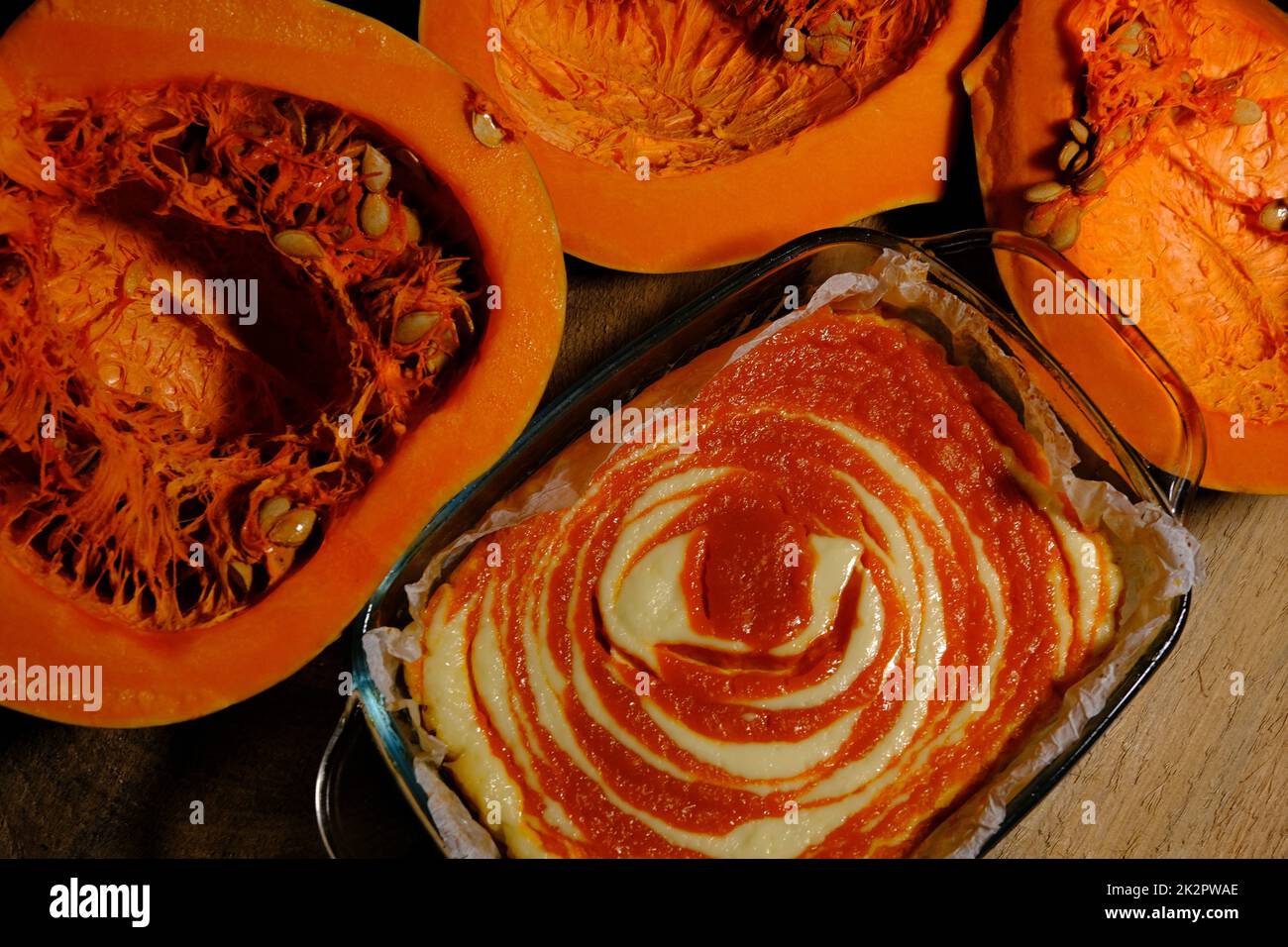 Cheesecake fatta in casa con torta di zucca e un pezzo di zucca. Dessert all'arancia. vista dall'alto. Foto Stock