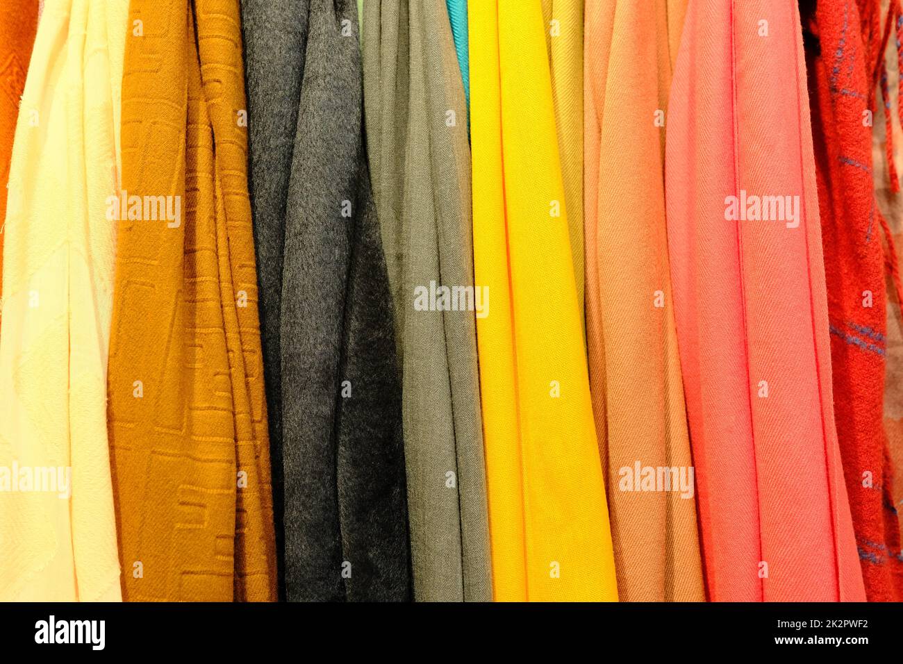 Un isolato scatto da scialli colorati fatto di tessuti di seta tessuto colorato Foto Stock