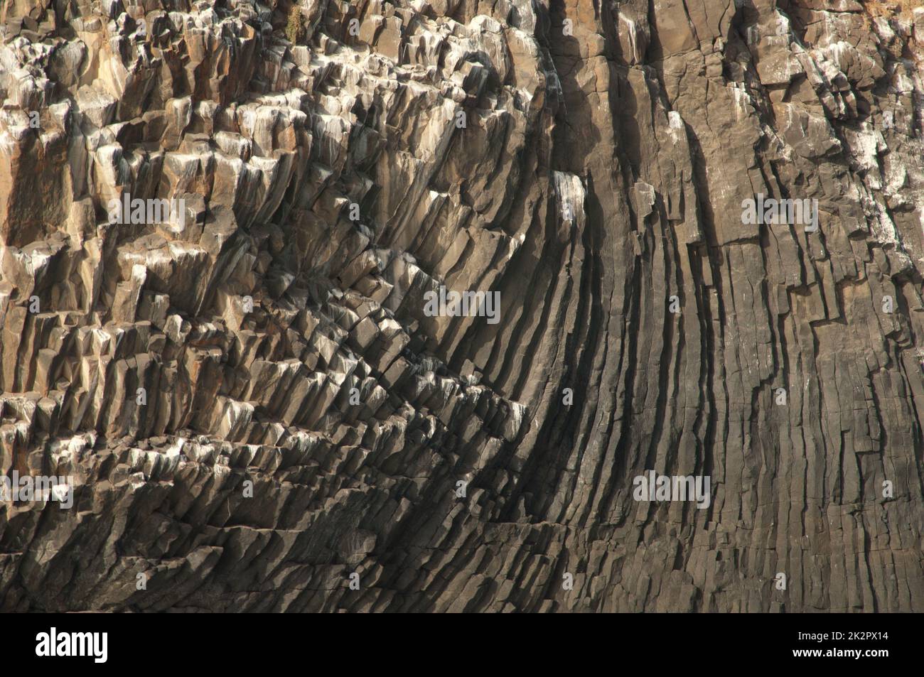 Scogliera rocciosa con colonne basaltiche nell'isola di Sargan. Foto Stock