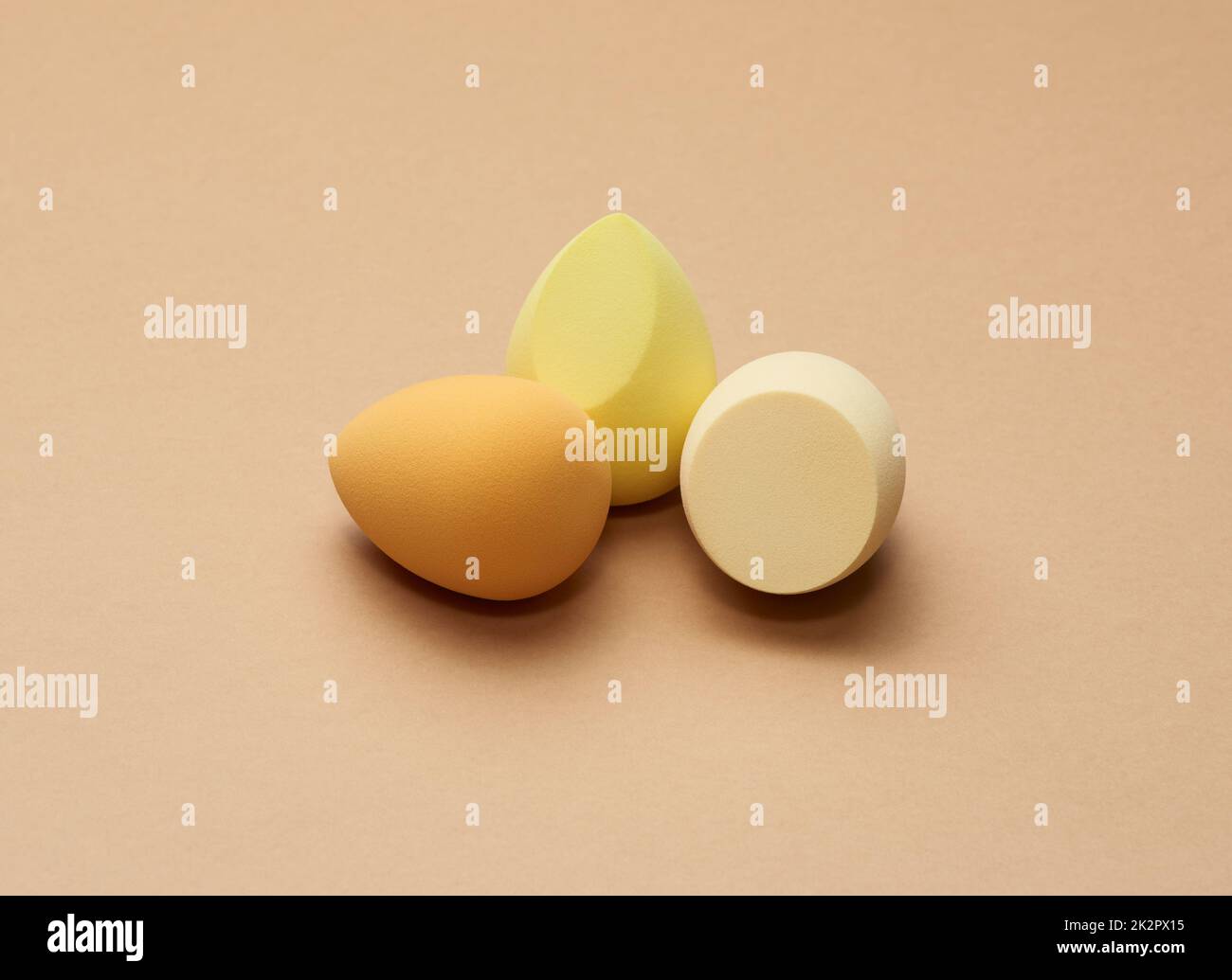 spugne ovali nuove a forma di uovo per cosmetici e fondazioni Foto Stock