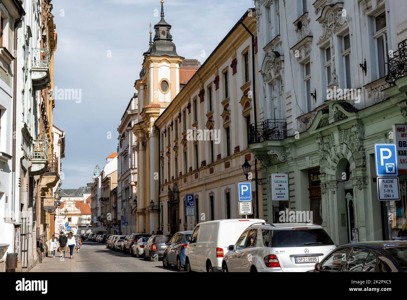 Pilsen, Repubblica Ceca - Maggio 22 2017: Strada stretta nel centro storico di Plzen (Pilsen) Foto Stock