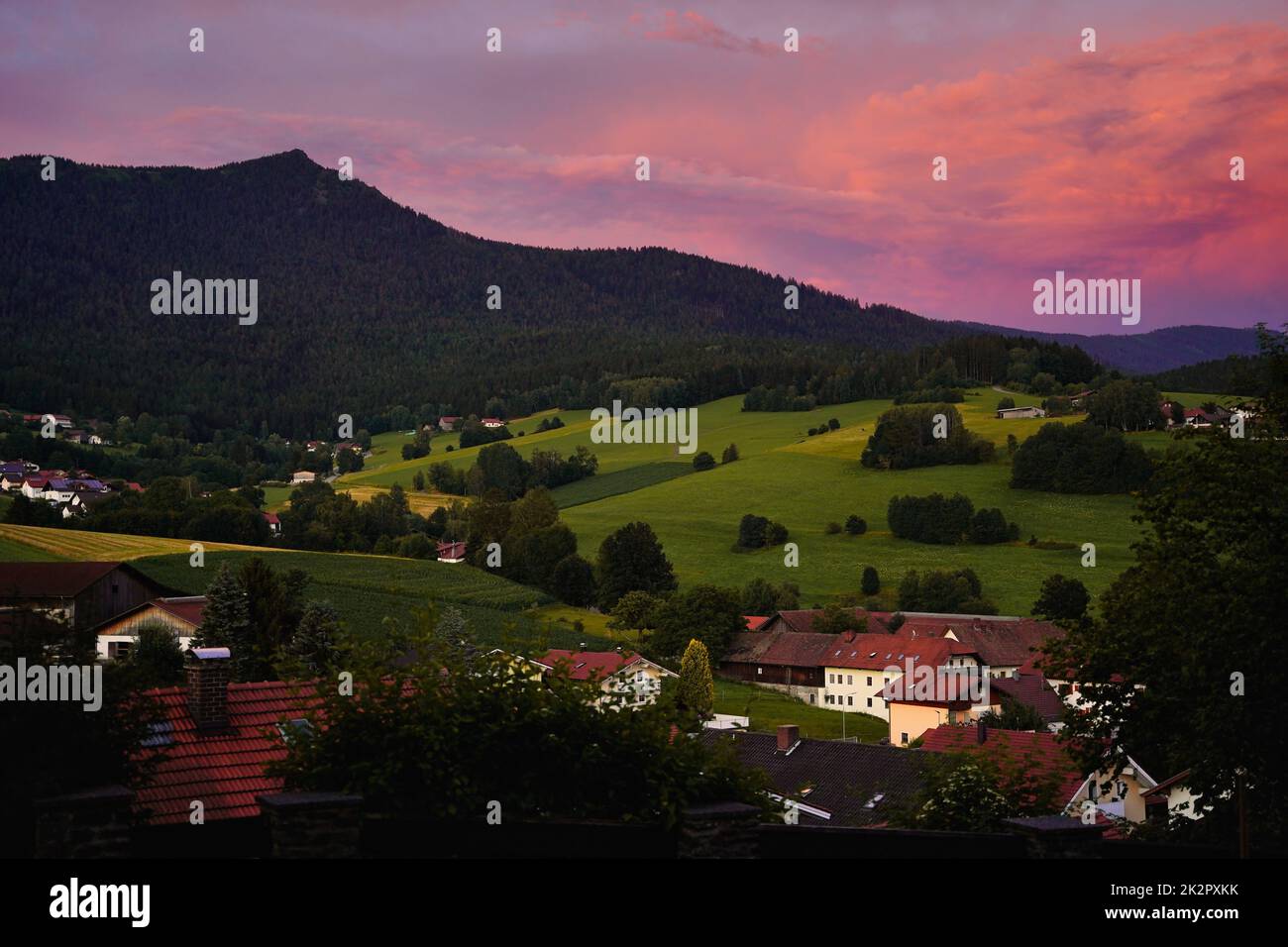 Bellissimo tramonto sul monte Osser vicino alla cittadina di Lam, Baviera. Foto Stock