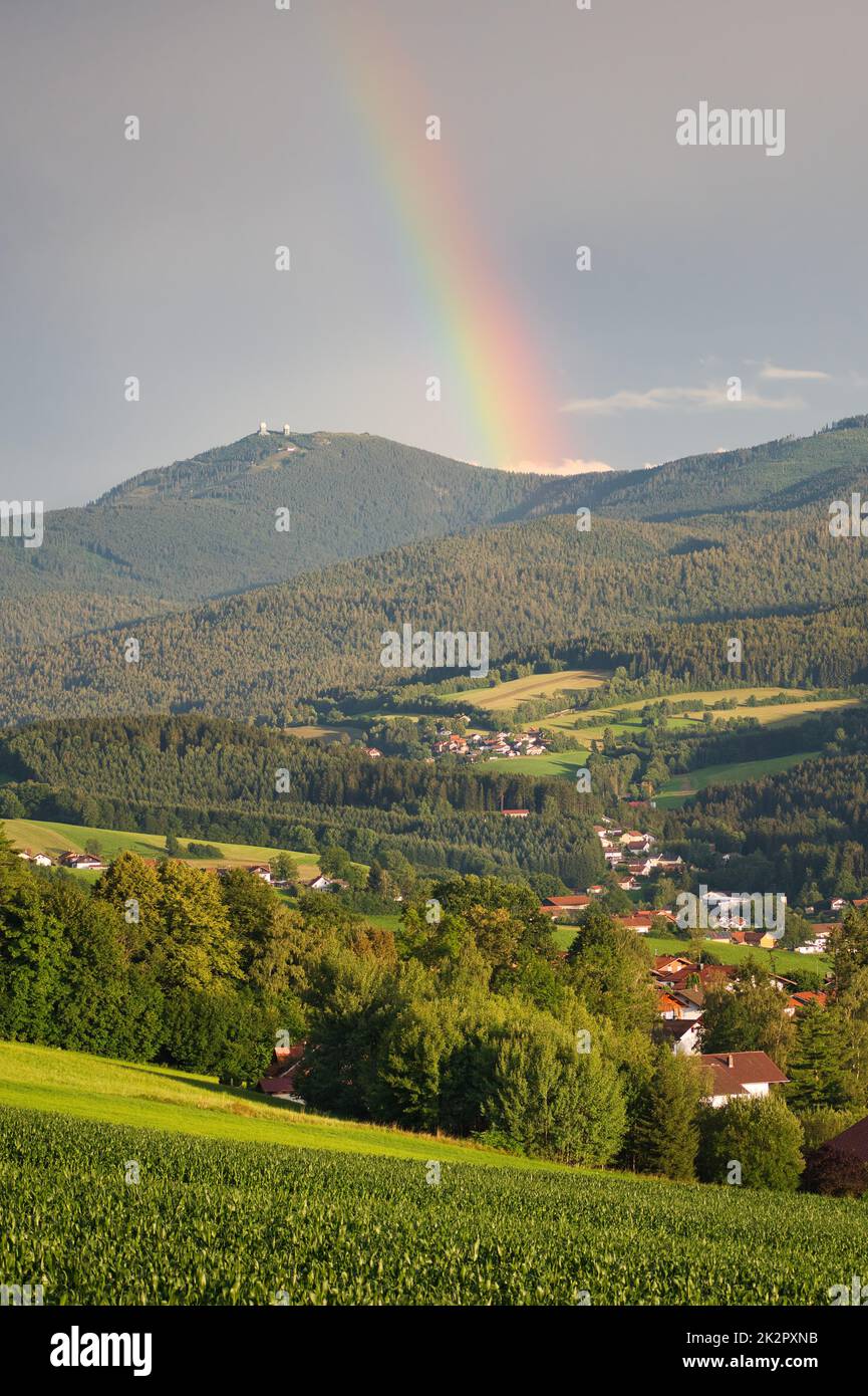 Lam, una piccola città della Baviera in estate dopo una tempesta con un arcobaleno. Vista sul monte GroÃŸer Arber con le sue due torri Baviera, Germania. Foto Stock