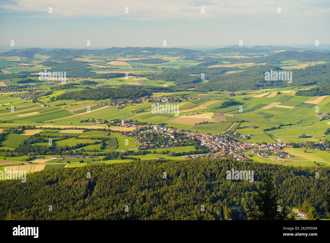 Vista dal monte Hohenbogen a Neukirchen Heiligblut, una piccola cittadina nella foresta bavarese. Foto Stock