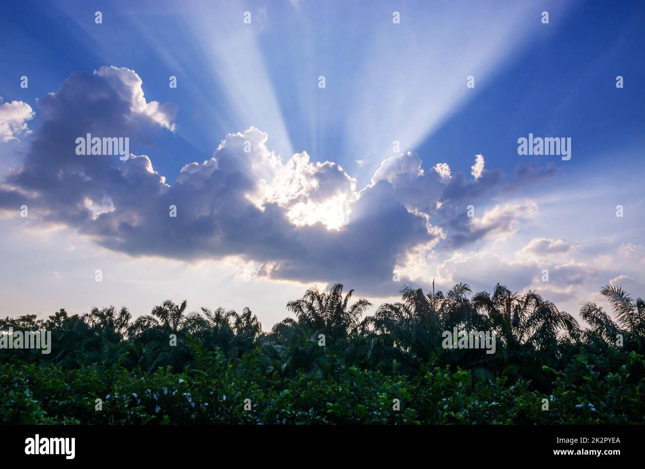 Luce di dio con cielo nuvoloso luce solare Foto Stock