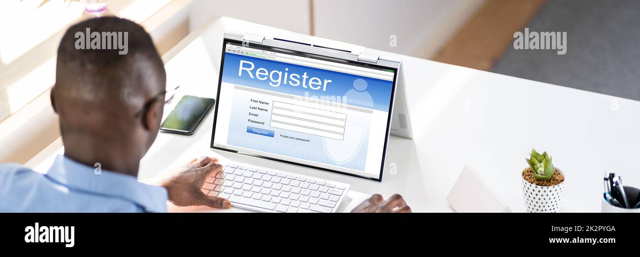 Imprenditore il deposito a mano modulo di registrazione online su Laptop Foto Stock