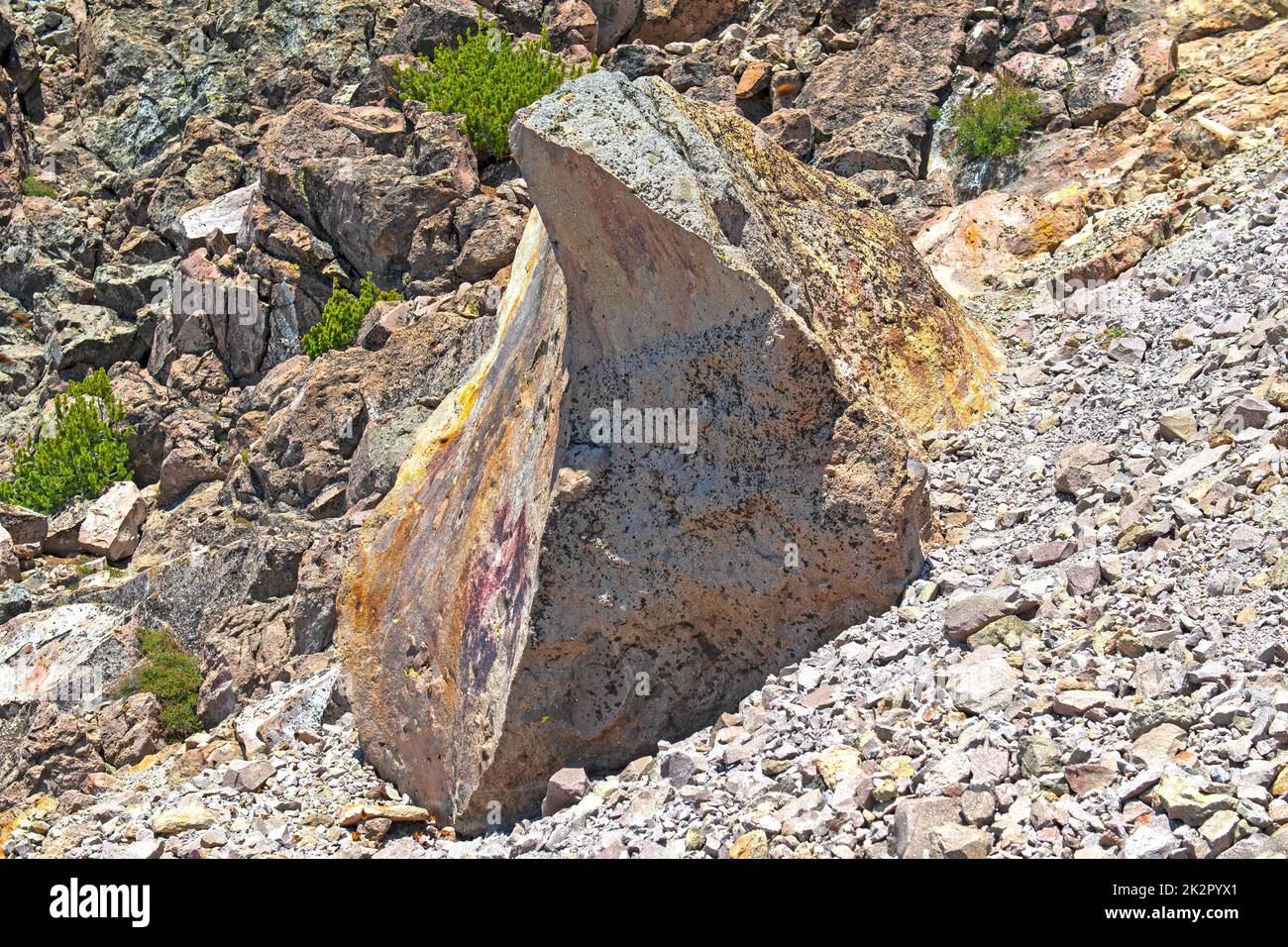 Caratteristica roccia ignea sul lato di un vulcano Foto Stock