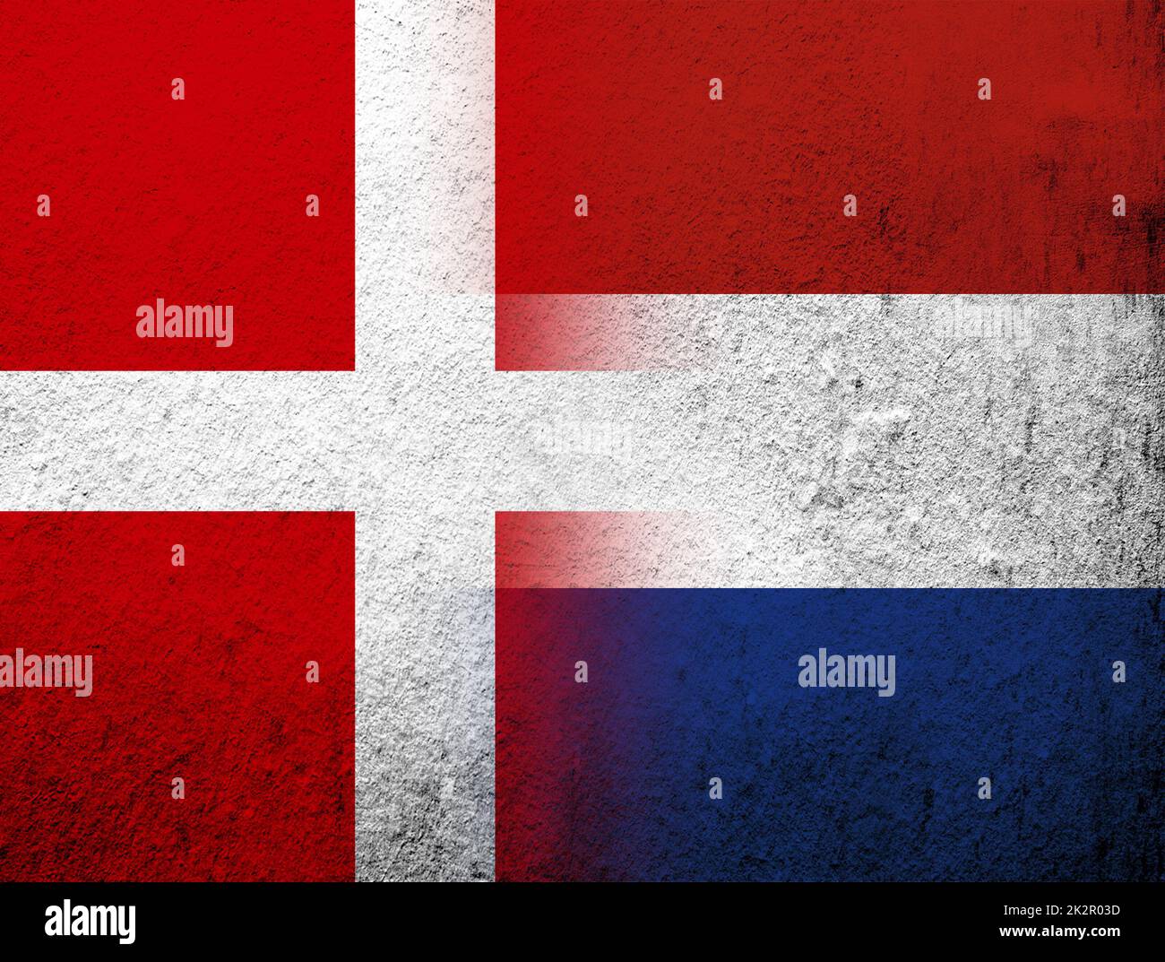 Il Regno di Danimarca bandiera nazionale con il Regno dei Paesi Bassi bandiera nazionale. Grunge sfondo Foto Stock
