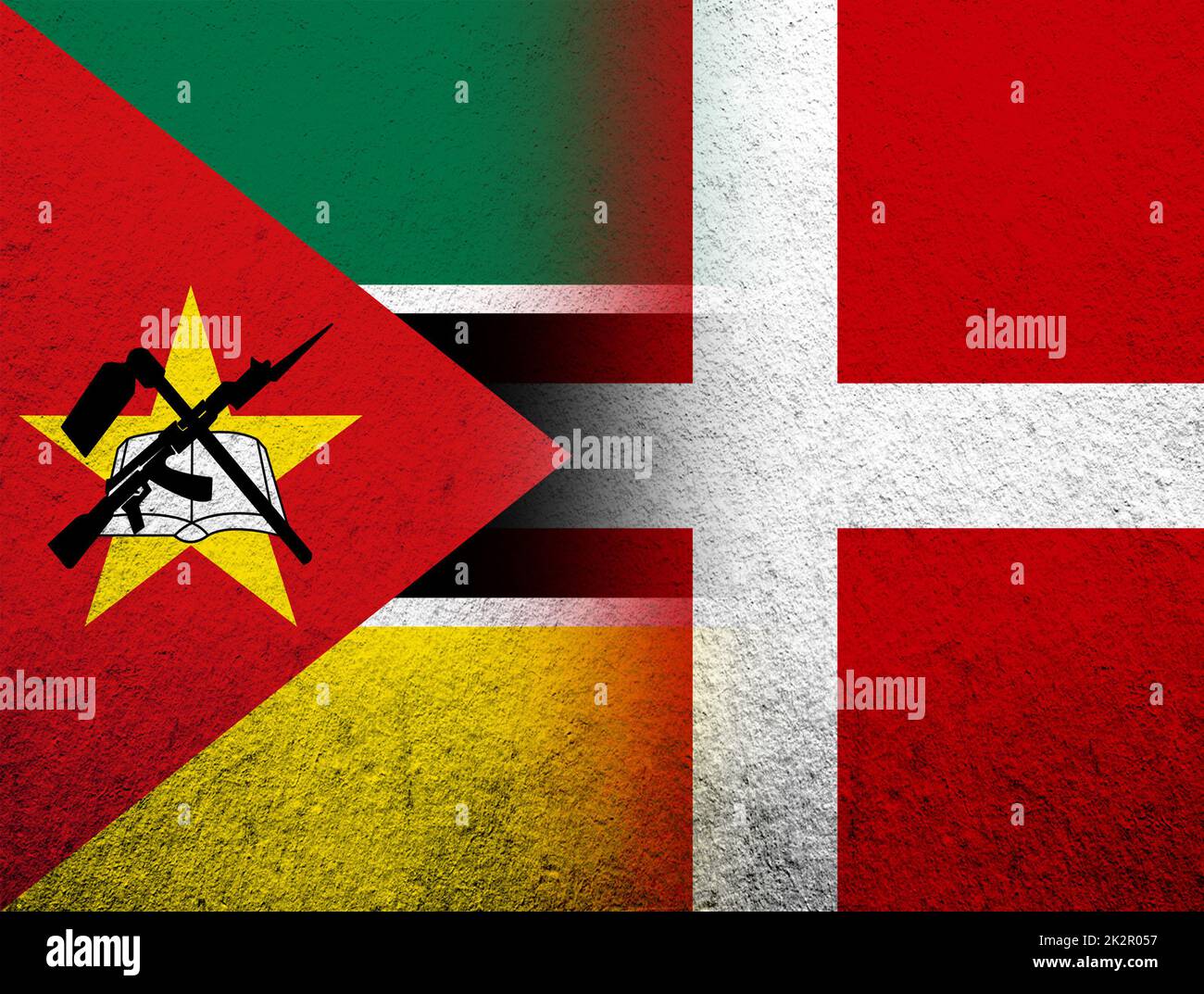 Il Regno di Danimarca bandiera nazionale con la Repubblica del Mozambico bandiera nazionale. Grunge sfondo Foto Stock