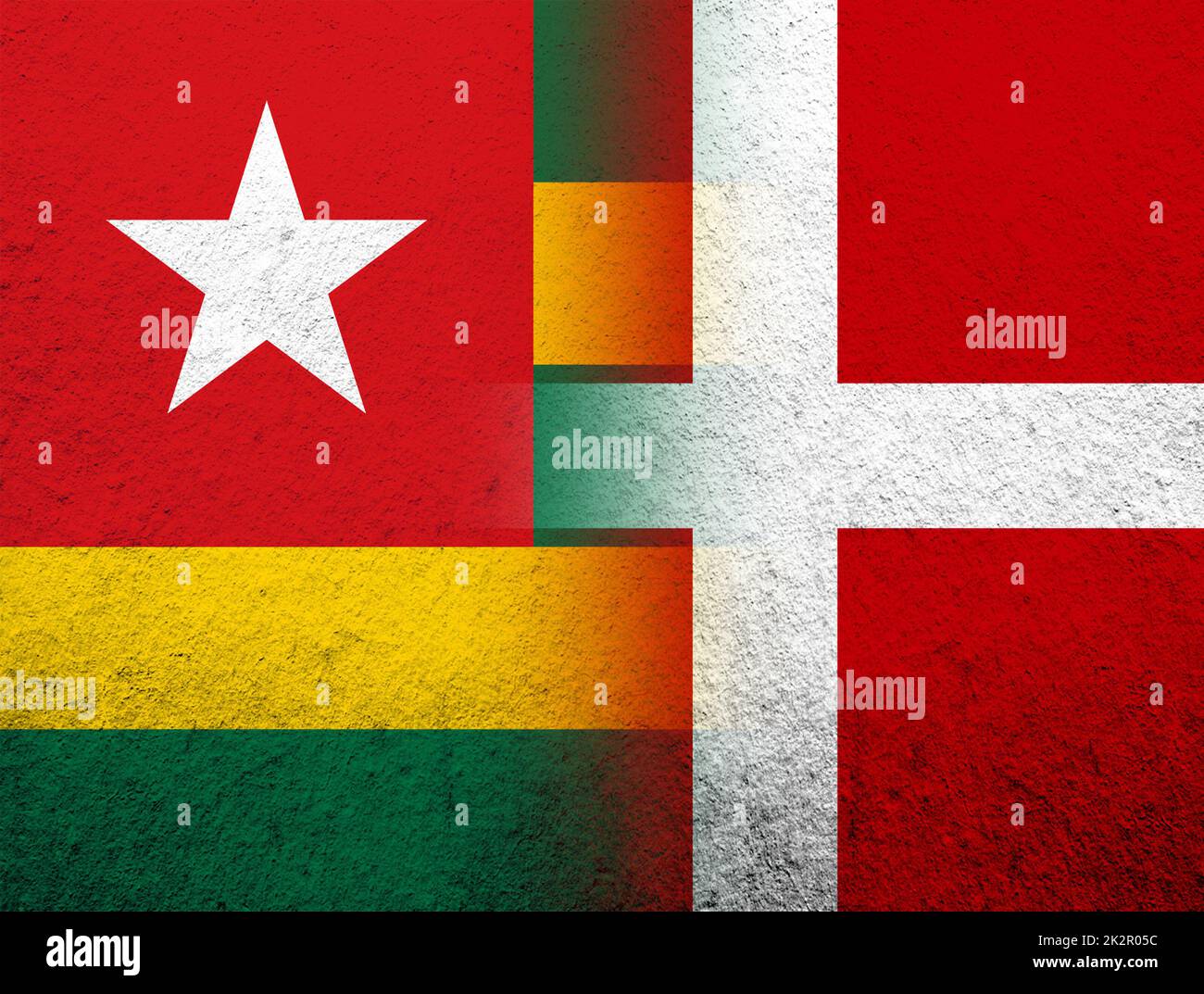 Il Regno di Danimarca bandiera nazionale con bandiera della Repubblica del Togo. Grunge sfondo Foto Stock
