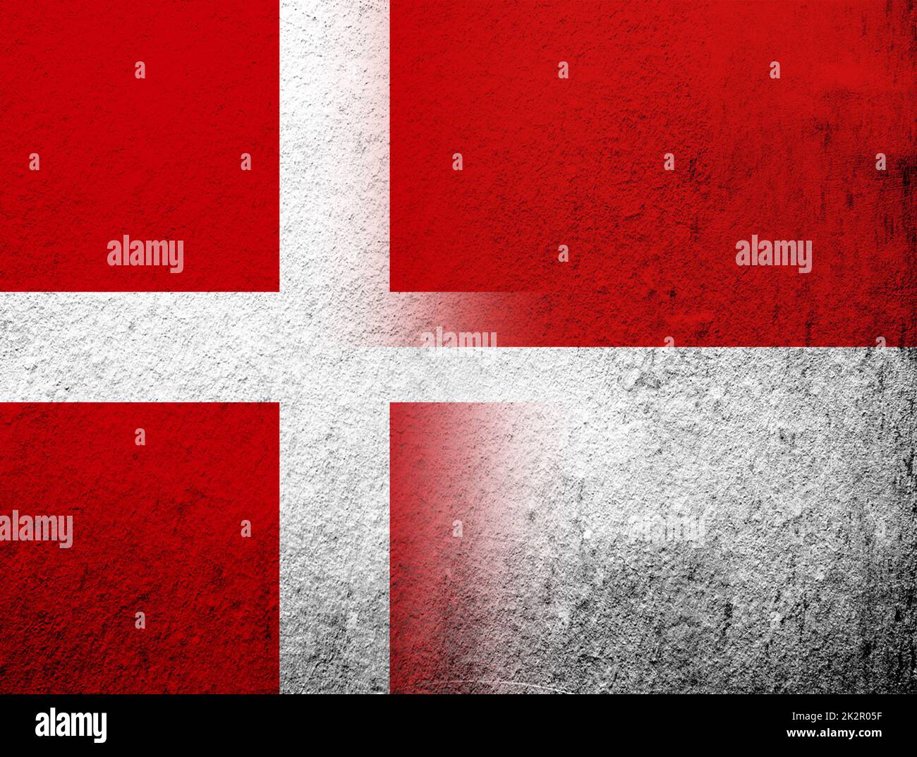 Il Regno di Danimarca bandiera nazionale con la Repubblica di Indonesia bandiera nazionale. Grunge sfondo Foto Stock