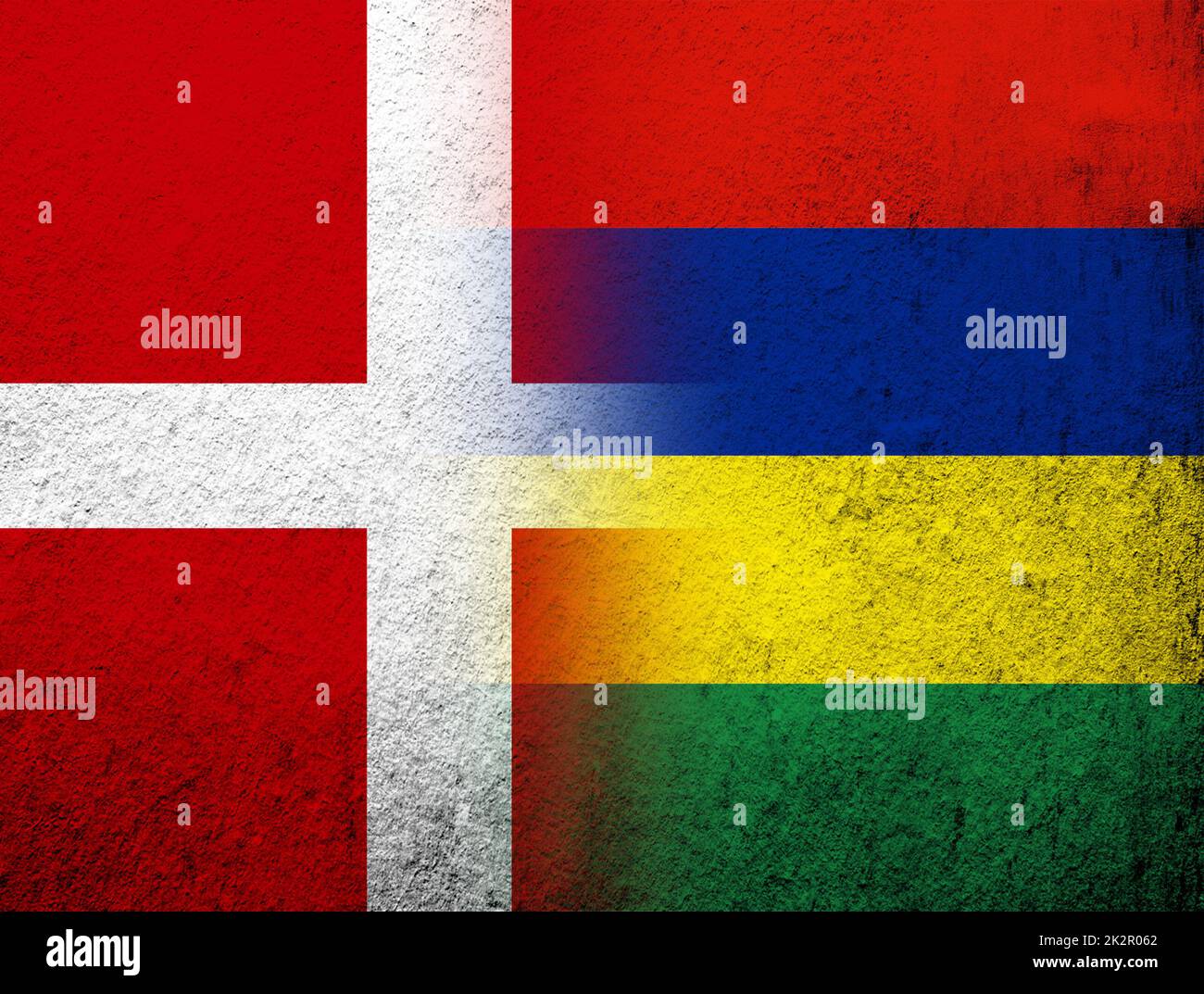 Il Regno di Danimarca bandiera nazionale con la Repubblica di Mauritius bandiera nazionale. Grunge sfondo Foto Stock