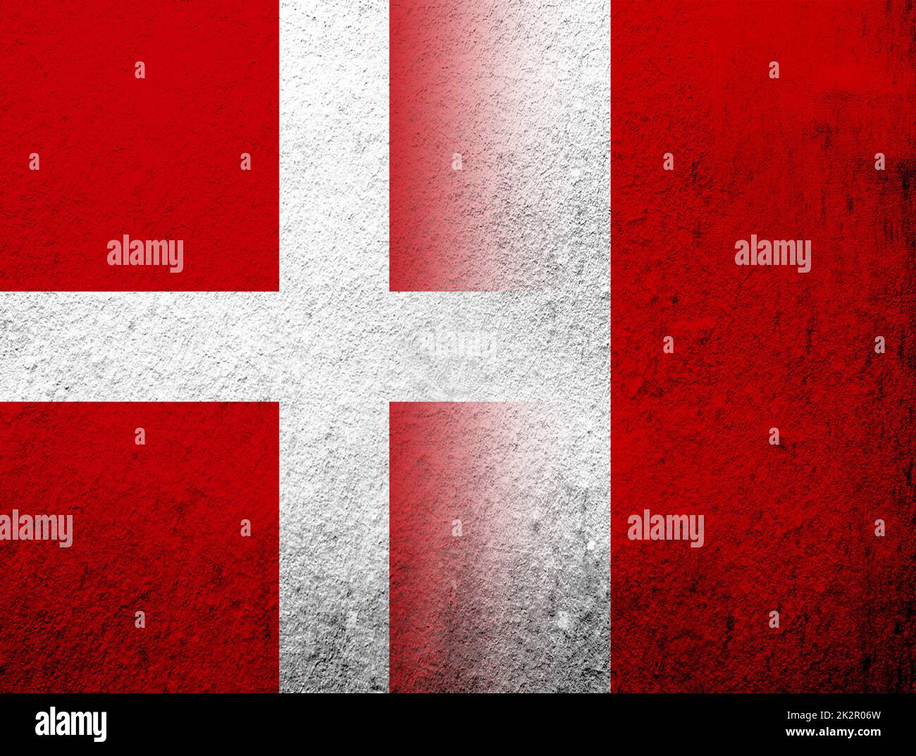 Il Regno di Danimarca bandiera nazionale con la Repubblica del Perù bandiera nazionale. Grunge sfondo Foto Stock