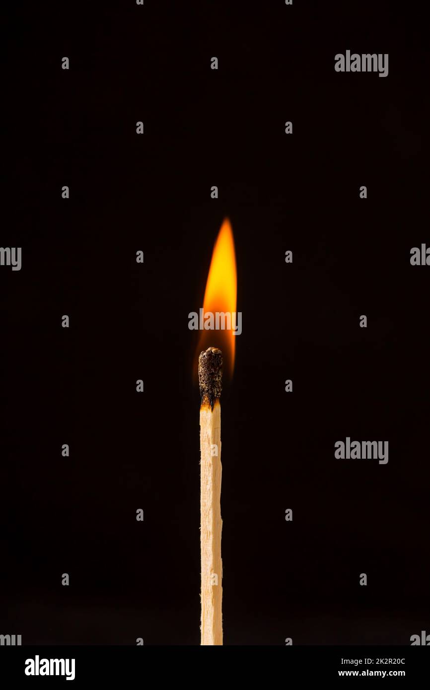 La masterizzazione matchstick su sfondo nero Foto Stock
