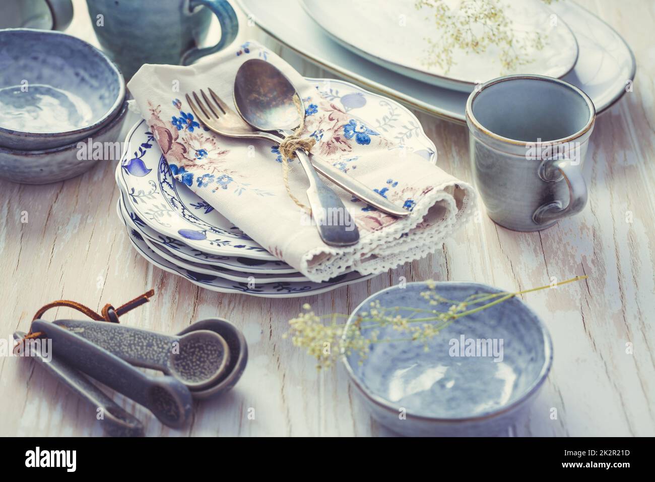 Concetto di sostenibilità - gres e utensili da cucina su tavolo in legno Foto Stock