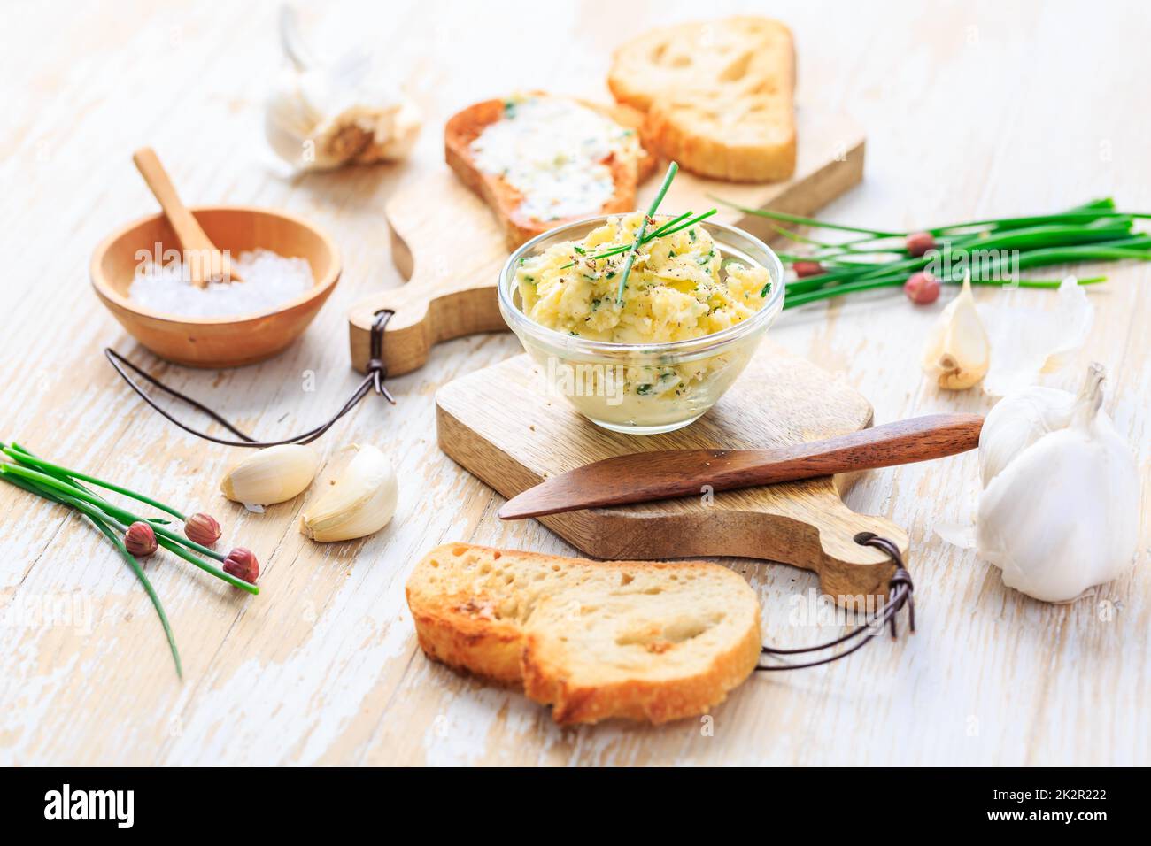Burro all'aglio fatto in casa con erbe e erba cipollina e baguette fresca arrosto Foto Stock
