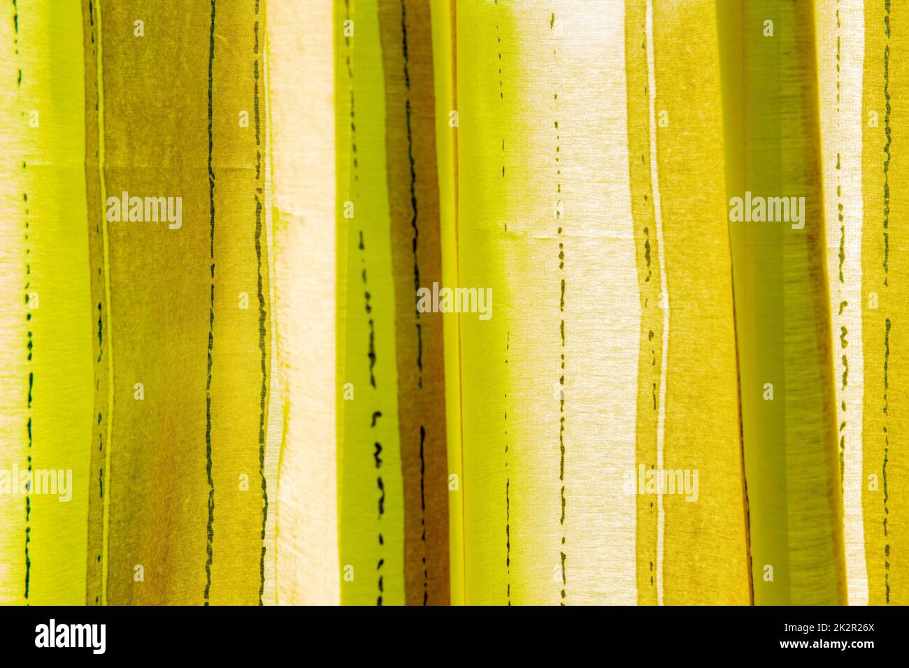 Sfondo verde giallo bianco texture con motivo astratto - tessuto di seta trasparente chiaro di maglia fine per il design, il web o la presentazione. Modello. Foto Stock