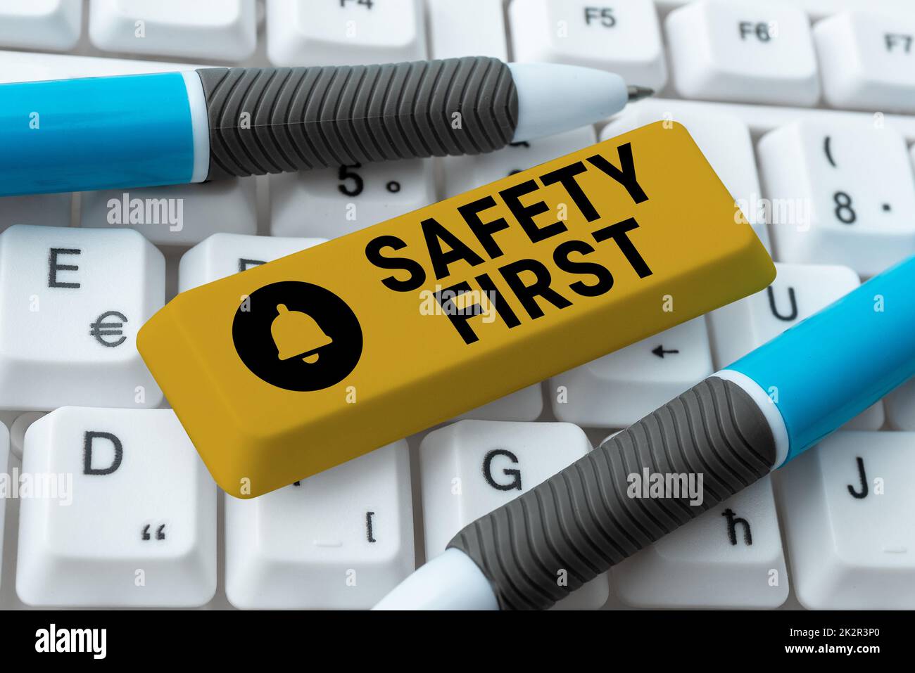 Scrittura del testo prima sicurezza. Concetto di Internet evitare qualsiasi rischio inutile vivere in modo sicuro attenzione prestare attenzione Foto Stock